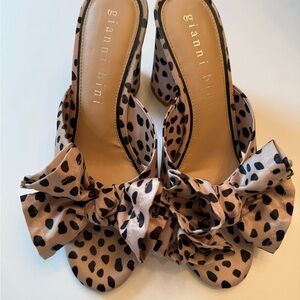 Gianni Bini Women's Tan and Black Bow Mules